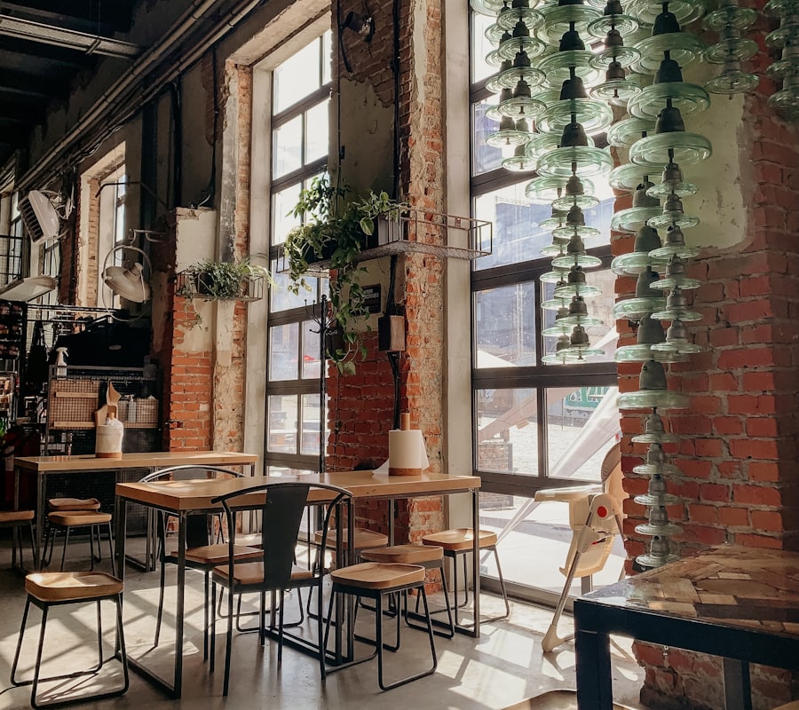 El salón visto desde la puerta, con las plantas y los ventanales.