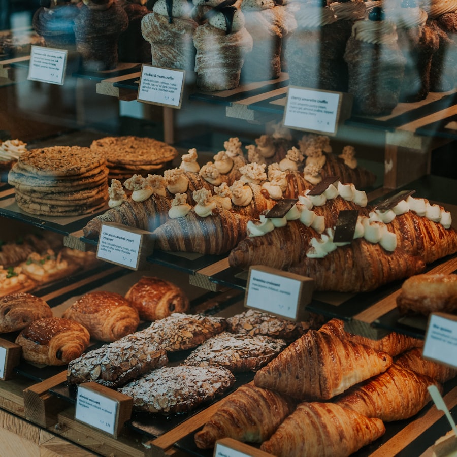 La vitrina de panadería con medialunas y facturas.