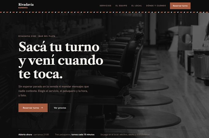 Portada de Barbería Rivadavia, la demo de peluquería: fondo negro y los sillones del salón en blanco y negro.